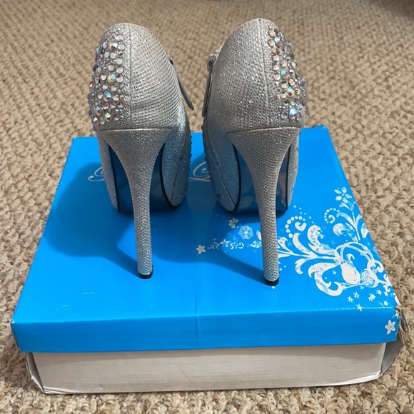 Heels - Picture 3 of 4